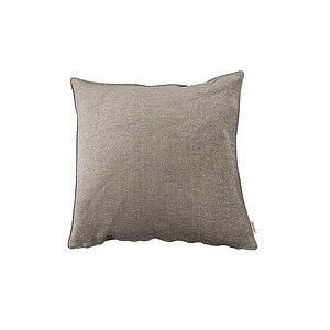 Lys brun, kvadratisk pyntepude med tekstur og et lille mærke på siden.