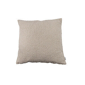 Lysebrun, kvadratisk pyntepude med tekstureret overflade og lille mærke på kanten.