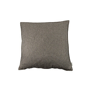 Lys brun, firkantet pude med enkelt design og lille synlig etiket på siden.