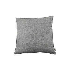 Kvadratisk lys grå pude med tekstur, syet kant og lille synlig mærke.