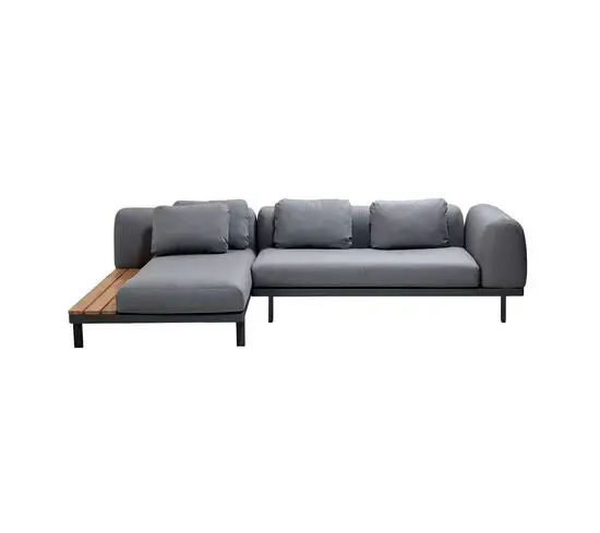 Modulsofa i grå med træbord i den ene ende, moderne design, rene linjer og lige ben.