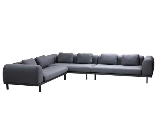 L-formet sofa i gråt stof med mørke ben, består af flere polstrede sektioner.