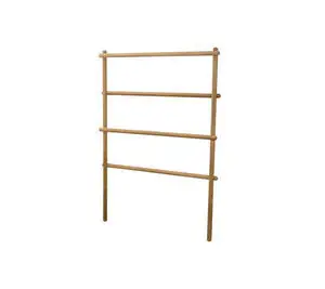 Minimalist stativ i teak med fire vandrette stænger og to lodrette støtter.