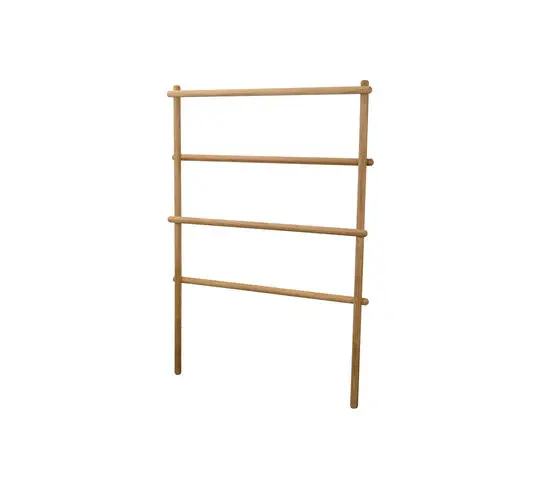 Minimalist stativ i teak med fire vandrette stænger og to lodrette støtter.