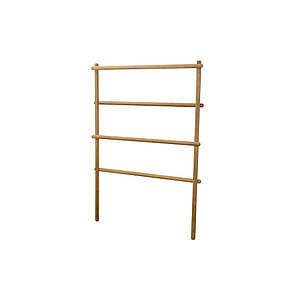 Minimalist stativ i teak med fire vandrette stænger og to lodrette støtter.