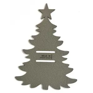 Grå juletræsformet bestikholder med tekstur, to slidser og stjerne. "MILLE W NORDISK DESIGN".