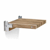 Vægmonteret klapsæde i eg med slattedesign og metalbeslag. Modern og enkel stil.