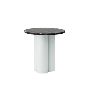 Lille sidebord med rund, mørk bordplade og lys grøn, cylindrisk base.