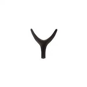 Mørk V-formet knage, stiliseret som Nguni-hoved, mod hvid baggrund.