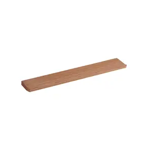 Enkel, rektangulær flydende hylde i olieret egetræ, der viser et minimalistisk design.