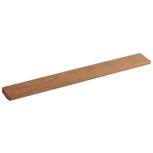 Rektangulær flydende hylde i olieret eg med glatte kanter og synligt træmønster. Længde: 72 cm.