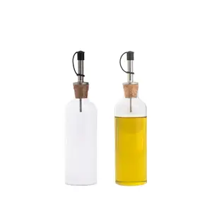 To glasflasker med korkpropper; en tom, en med gul væske.