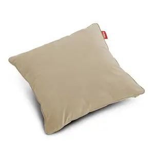 Firkantet pude i camel/sand farve, blød velour, 50x50 cm, med lille rød mærketag på siden.