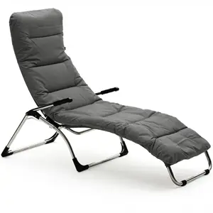 Liggestol med grå hynde, skinnende metalstel og sorte polstrede armlæn.