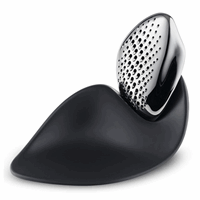 Skinnende osterivejern med metallisk top og sort base, moderne og elegant design.