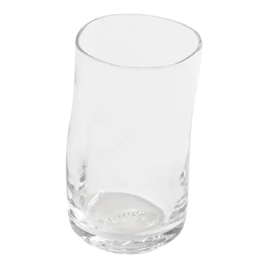Asymmetrisk, transparent drikkeglas med rundet kant, der tillader synlighed af indholdet.
