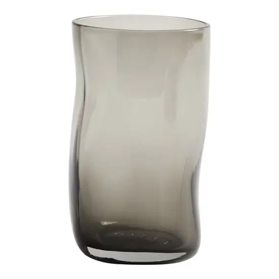 Mundblæst glas fra Muubs Furo-serien, organisk form, røgfarvet, unikke kurver.