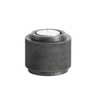 Cylindrisk fyrfadsstage med tekstureret overflade og mørk finish. Enkel og elegant design.