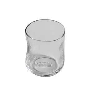 Klart glas med bølget tekstur og glat finish. Gravering på basen. Elegant og simpelt design.