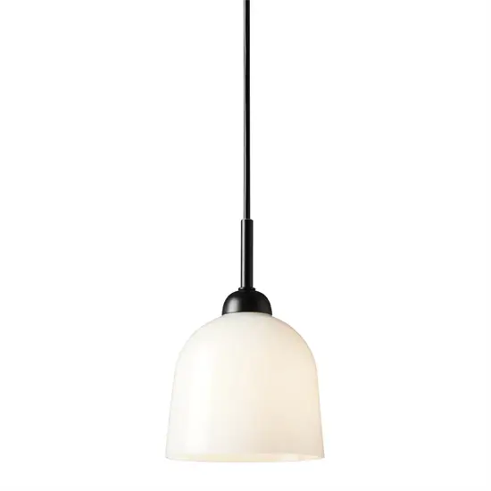 Rund pendellampe med opal skærm og tynd stang. Diffust lysdesign, elegant og minimalistisk.