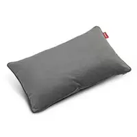 Rektangulær pude i taupe/grå, 66x40 cm, blød fløjl, med et synligt mærke i hjørnet.