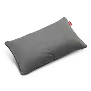 Rektangulær pude i taupe/grå, 66x40 cm, blød fløjl, med et synligt mærke i hjørnet.