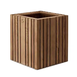 Kvadratisk plantekasse i mørk eg med lodrette lameller og et moderne design.