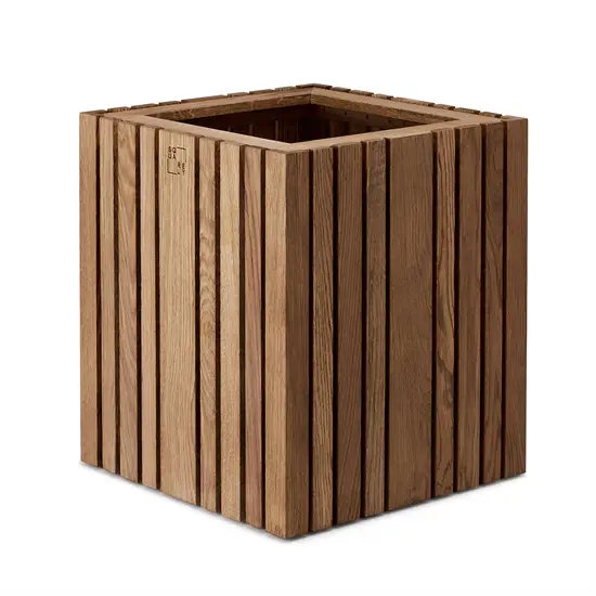 Kvadratisk plantekasse i mørk eg med lodrette lameller og et moderne design.