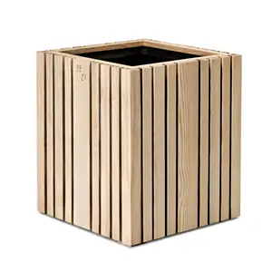 Kvadratisk plantekasse i asketræ med lodrette lameller og moderne design.