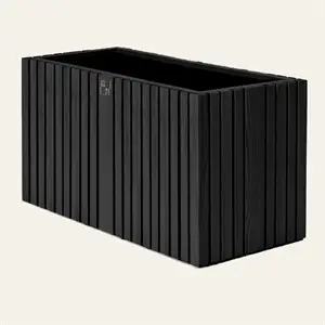 Rektangulær plantekasse med lodrette sorte asketræs lameller, moderne design.