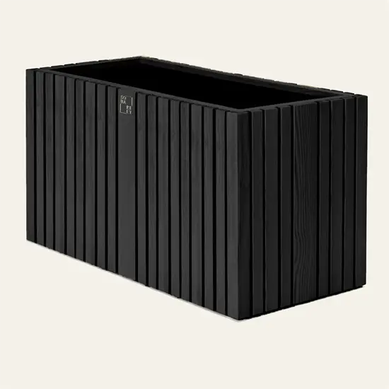 Rektangulær plantekasse med lodrette sorte asketræs lameller, moderne design.