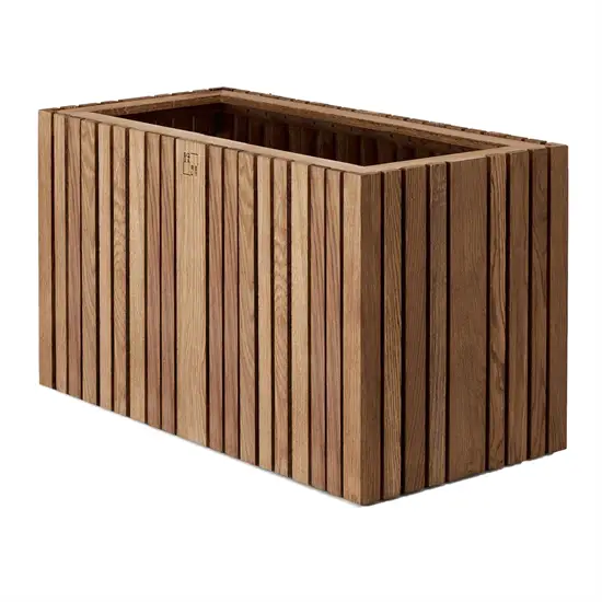 Rektangulær plantekasse i mørk eg med lodrette lameller, 90x45x52 cm.