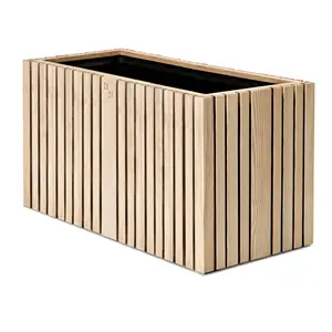 Rektangulær plantekasse i lyst træ med lodrette lameller fra SQUARELY COPENHAGEN.