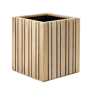 Firkantet plantekasse i asketræ med lodrette lameller, naturlig farve, minimalistisk design.