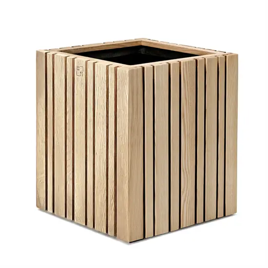 Firkantet plantekasse i asketræ med lodrette lameller, naturlig farve, minimalistisk design.