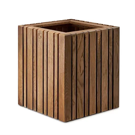 Plantekasse i mørk eg med lodrette lameller, kvadratisk form, designet af SQUARELY COPENHAGEN.