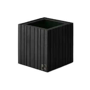 Sort plantekasse med lodrette trælameller og lille logo nederst.