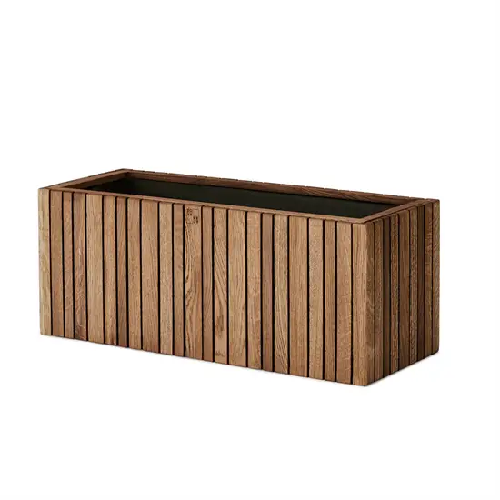 Rektangulær plantekasse med lodrette lameller i mørk egetræ, fra SQUARELY COPENHAGEN.