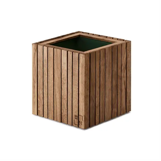 Kvadratisk plantekasse i mørk eg med lodrette lameller og grøn inderside. Minimalistisk design.