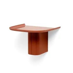Vægmonteret murstensrød hylde med glat overflade og buet kantdesign.