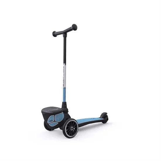 Børnescooter i blå/sort med tre hjul og T-bar styr for stabilitet og nem styring.