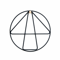 Sort knagerække med geometriske former som cirkler og trekanter på en træskinne til ophæng.