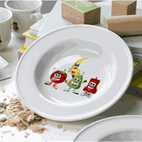 Tallerken med frugt- og grøntsagsfigurer i farverigt design på hvid baggrund.