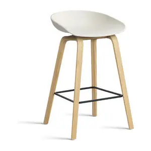 Hay - AAS32 Barstol Lav Lakeret egetræsfiner 4-benet fodstøtte Sort pulverlakeret stål H65 Standard glider - Meleret creme 2.0