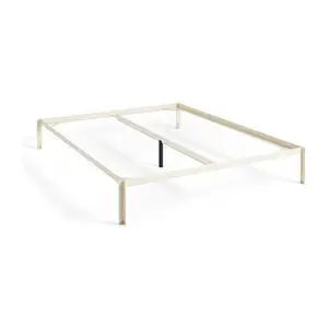 Rektangulær sengestel i alabaster med fire hjørneben og central støtteben i minimalistisk design.