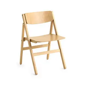 Gylden foldestol med rektangulært ryglæn og sæde, elegant og praktisk til spisestue.