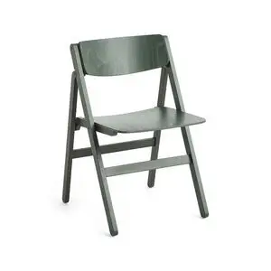 Foldbar stol i cedergrøn med enkelt design, ideel til nem opbevaring og alsidig indretning.