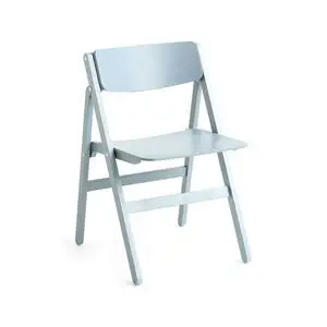 Hay Backflip Chair i skyblå med foldemekanisme, vist som enkeltstående i et lyst rum.