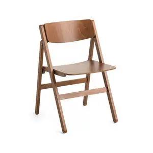 Foldbar stol med bronzefinish, glat trælook, enkelt design.