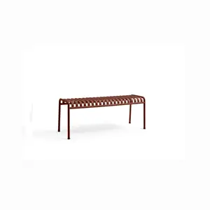 Minimalistisk bænk i rød med lameldesign og lige ben, der giver stabilitet og moderne stil.